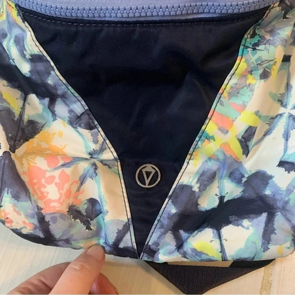 Lululemon Kids Ivivva Blue Abstract Insulated Lunch Kit - Picture 5 of 6